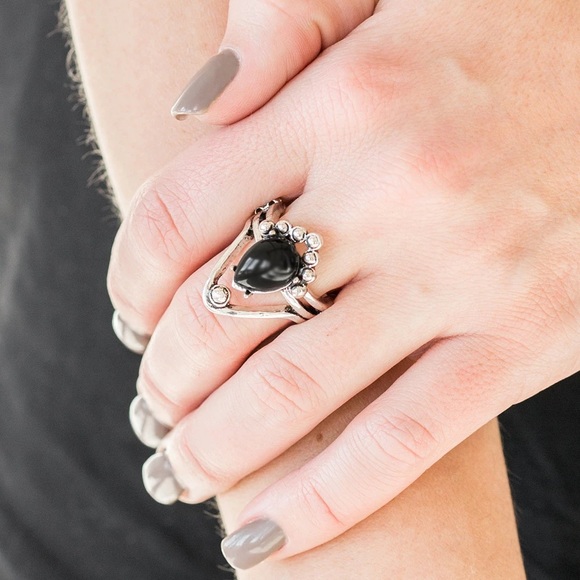 ❤️🔥5/$25❤️🔥 The Bold and the Bead-iful Black Ring